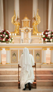 The novice has an additional meditation period before the Blessed Sacrament each day.